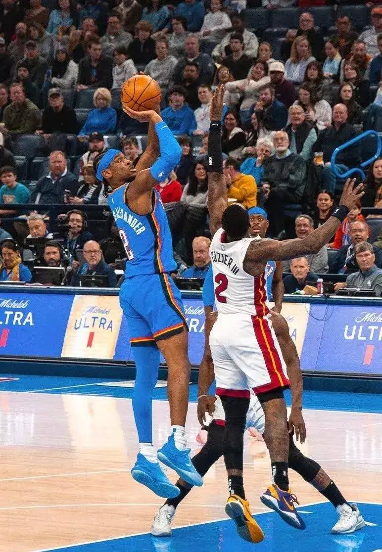 Rookie在雄鹿比赛中关键助攻，逆转引发热议！